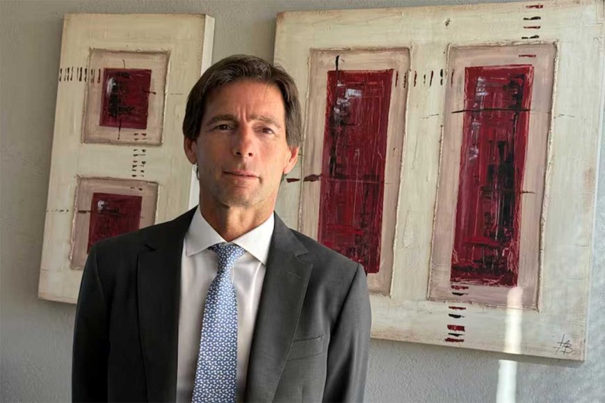 Ante la inminente realización de la "Argentina Week" en Nueva York, un evento que busca conectar al país con los principales fondos de inversión de Wall Street, la provincia de Entre Ríos fue señalada por un alto ejecutivo del sector bancario como un ejemplo de acceso exitoso al crédito externo. En efecto, Sebastián Loketek, Managing Director y jefe de Banca de Inversión para el Cono Sur del Bank of America (BofA), destacó la reciente colocación de deuda entrerriana –operación en la que su banco participó- como una señal de la reapertura de los mercados para emisores locales de calidad. Mientras el Gobierno Nacional debate la conveniencia de salir a captar fondos dependiendo de la tasa de interés, algunas provincias ya han dado el paso con resultados positivos. Loketek vinculó este fenómeno con la mejora de las perspectivas tras las últimas elecciones y la solidez de los balances provinciales. "El mercado de deuda para compañías argentinas de cierto tamaño y buena calidad está abierto desde hace más de un año. (...) También para algunas provincias. Nosotros mismos colocamos un bono de Entre Ríos hace poco y funcionó bien", afirmó el ejecutivo del BofA en diálogo con La Nación.